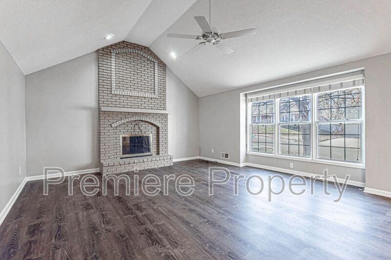 1011 Sw Lorman Dr - Photo 2 of 18