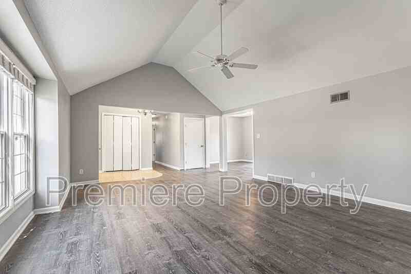 1011 Sw Lorman Dr - Photo 3 of 18