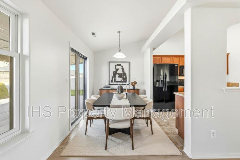 6218 Ochoco Ln - Photo 5 of 20