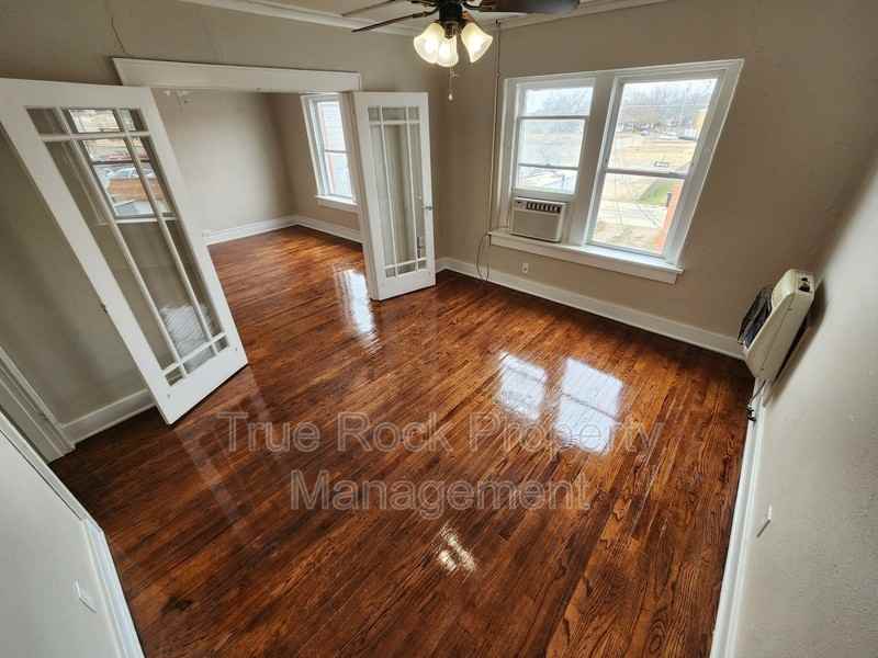 804 E Main St - Photo 3 of 11