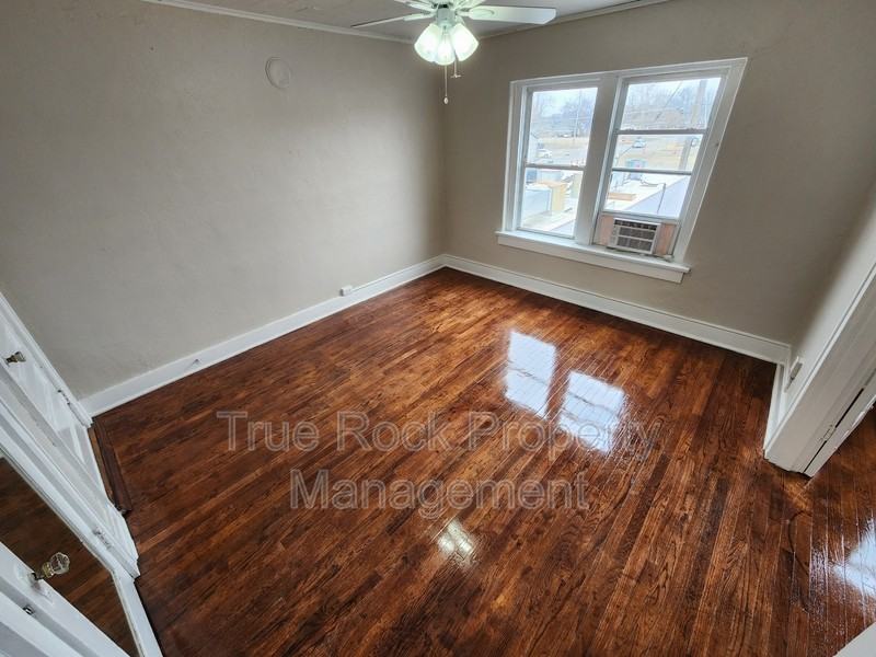 804 E Main St - Photo 4 of 11