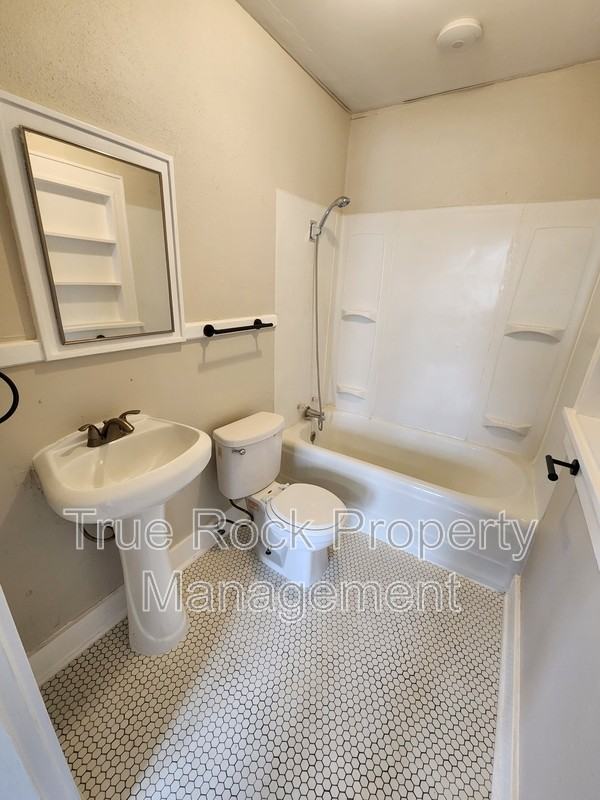 804 E Main St - Photo 7 of 11