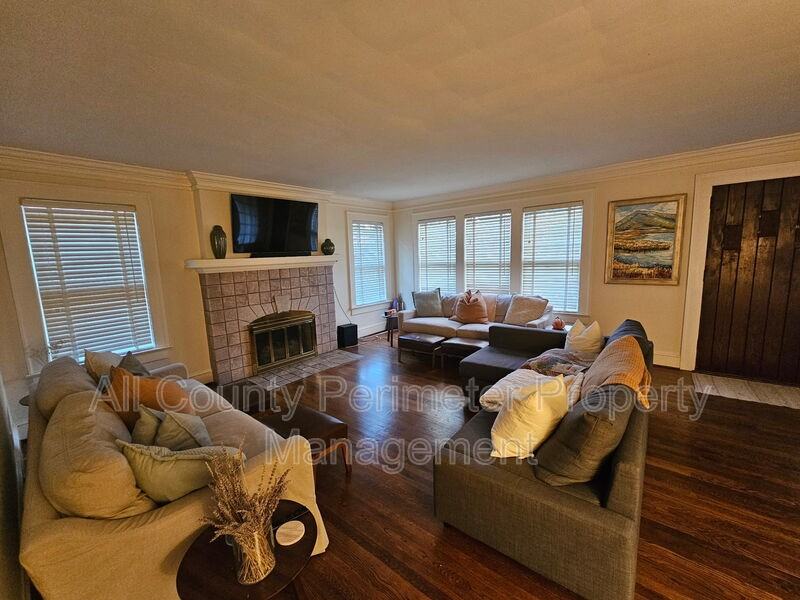 245 Lindbergh Dr Ne - Photo 2 of 13