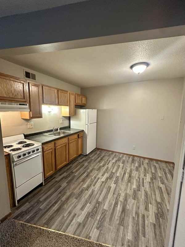 1450 Meadowview Dr #9 - Photo 2 of 13