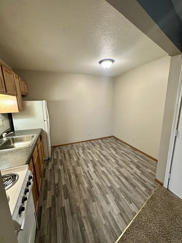 1450 Meadowview Dr #9 - Photo 3 of 13