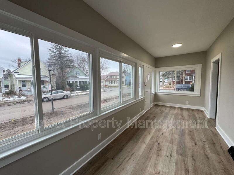 930 3rd St - Photo 3 of 23