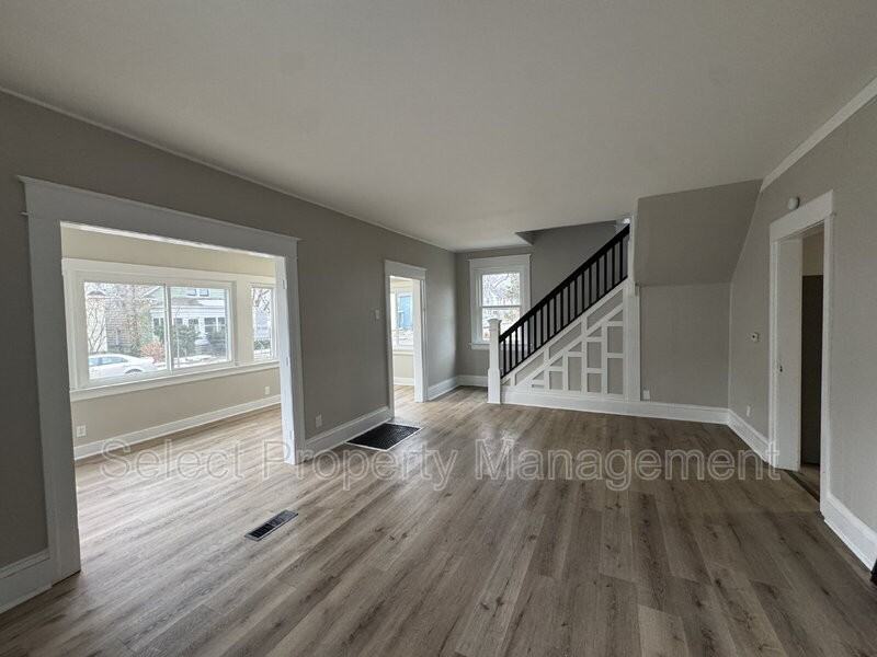 930 3rd St - Photo 4 of 23