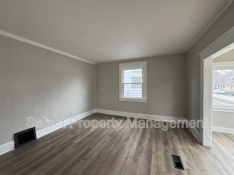 930 3rd St - Photo 5 of 23