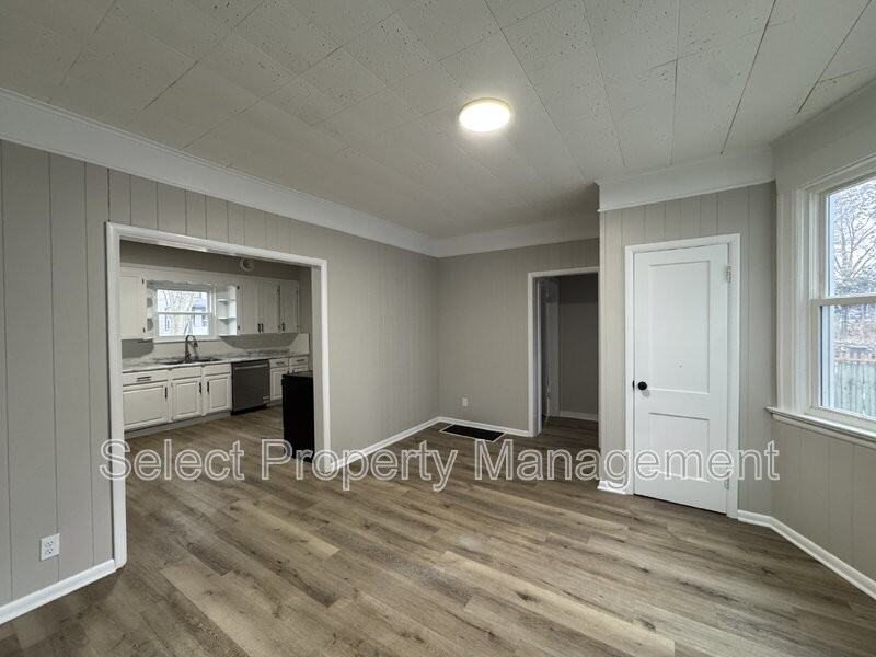 930 3rd St - Photo 7 of 23