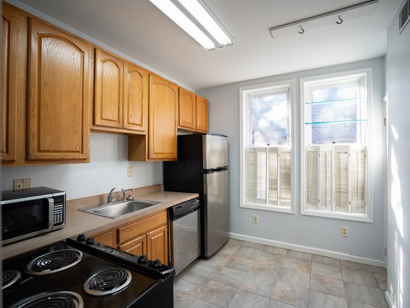 355 Hudson Ave - Photo 3 of 21