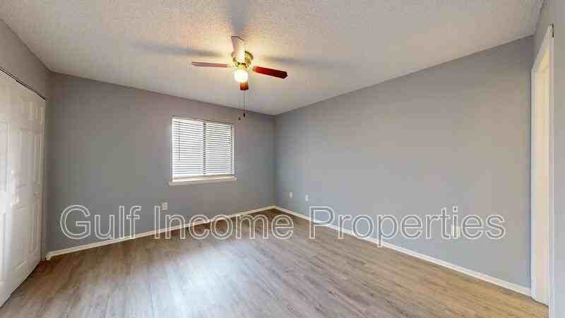 709 45th St E - Photo 4 of 18