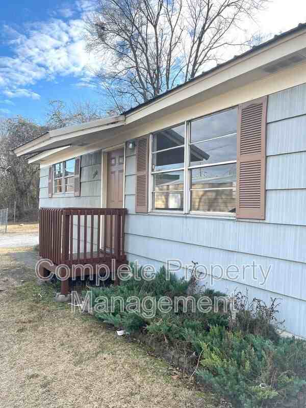 1108 Hall St - Photo 2 of 20