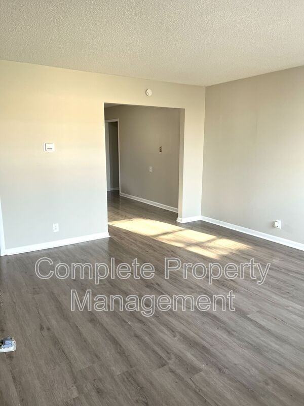 1108 Hall St - Photo 4 of 20