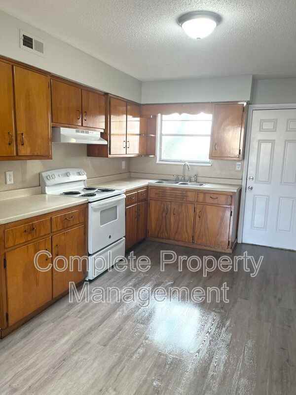 1108 Hall St - Photo 6 of 20