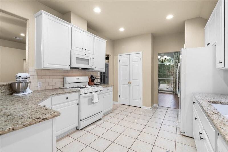 920 Savanna Ln - Photo 4 of 50