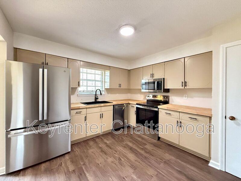 8225 Cavan Cir - Photo 2 of 12