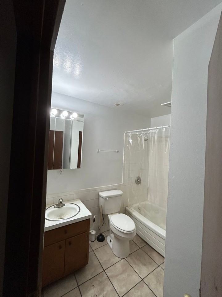 40Plex - Photo 3 of 9