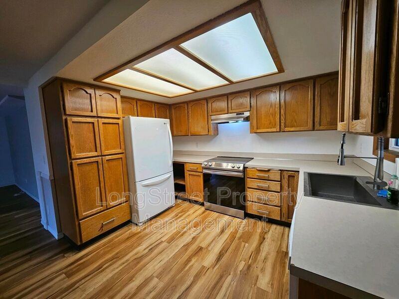 5030 Ne Roselawn St - Photo 6 of 29