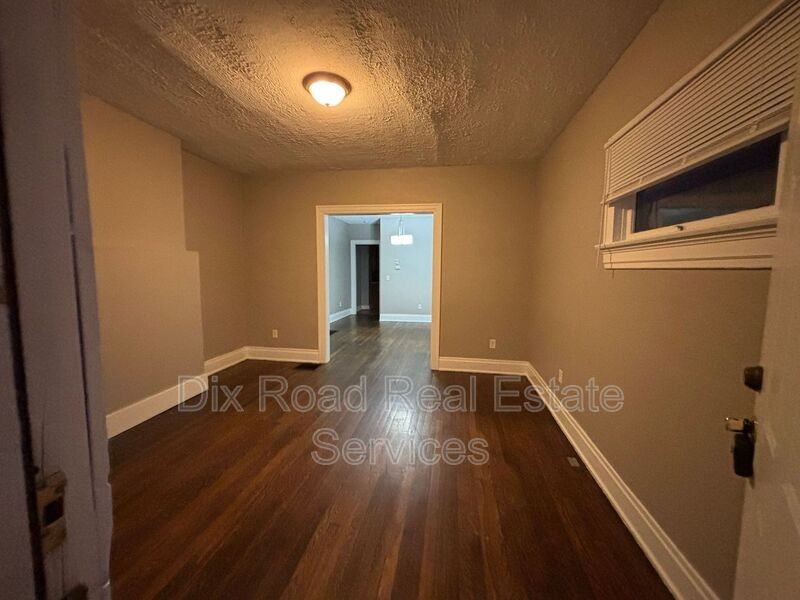 1025 Richmond Ave - Photo 4 of 24