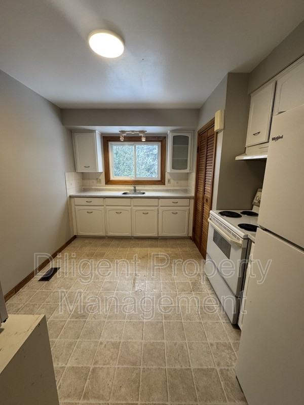 927 Ellesmere Ave - Photo 4 of 25