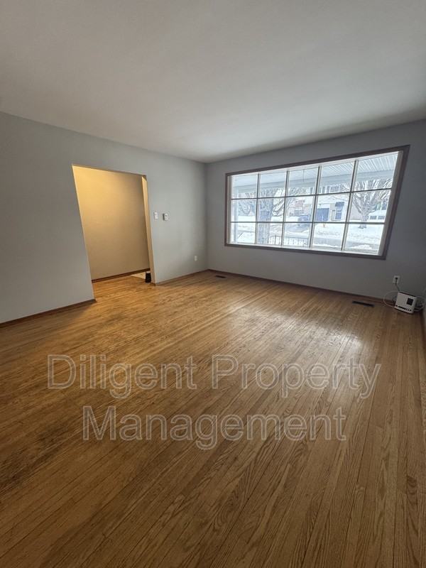 927 Ellesmere Ave - Photo 6 of 25