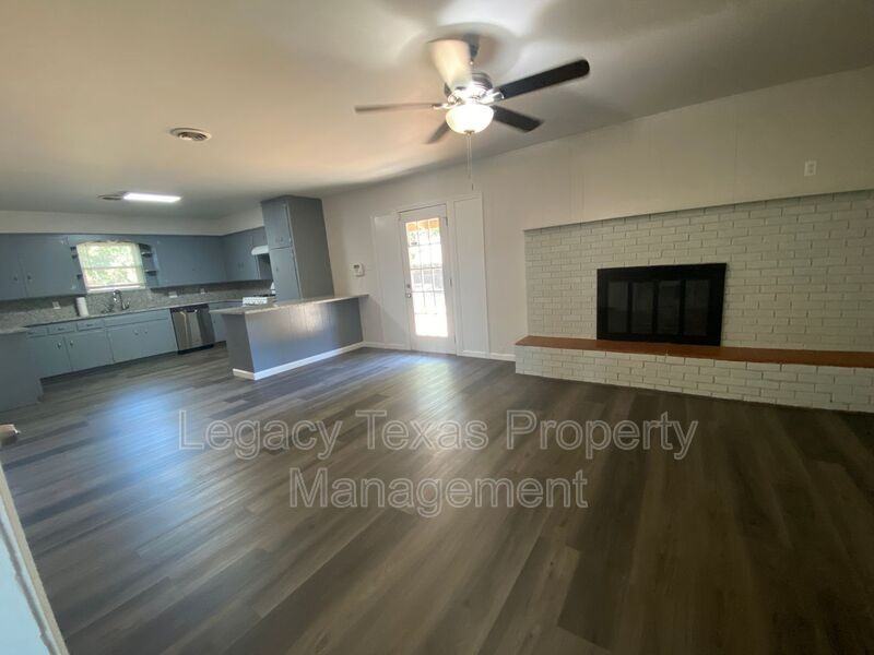 211 S Nolan River Rd - Photo 2 of 15