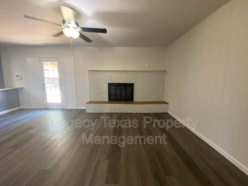 211 S Nolan River Rd - Photo 3 of 15