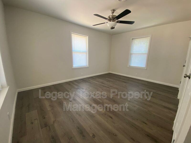 211 S Nolan River Rd - Photo 4 of 15