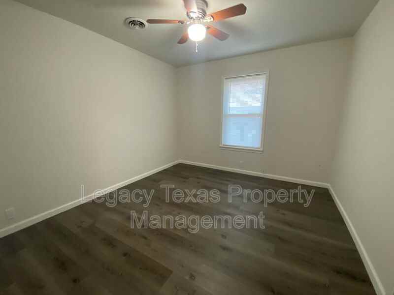 211 S Nolan River Rd - Photo 6 of 15