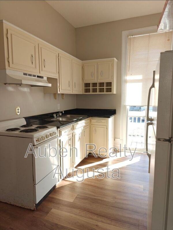 410 4th St #C - Photo 3 of 11