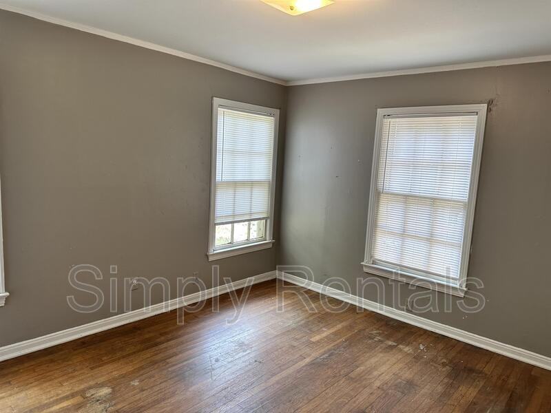 1012 Pecan Dr - Photo 3 of 12