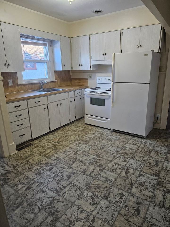 413 S Center Ave - Photo 2 of 12