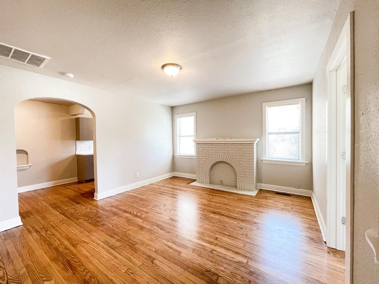 835 East Drive - Photo 2 of 11