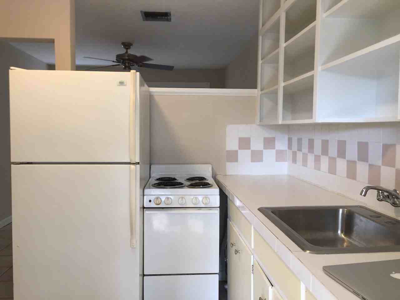 2113 NE 9th Ave - Photo 3 of 16