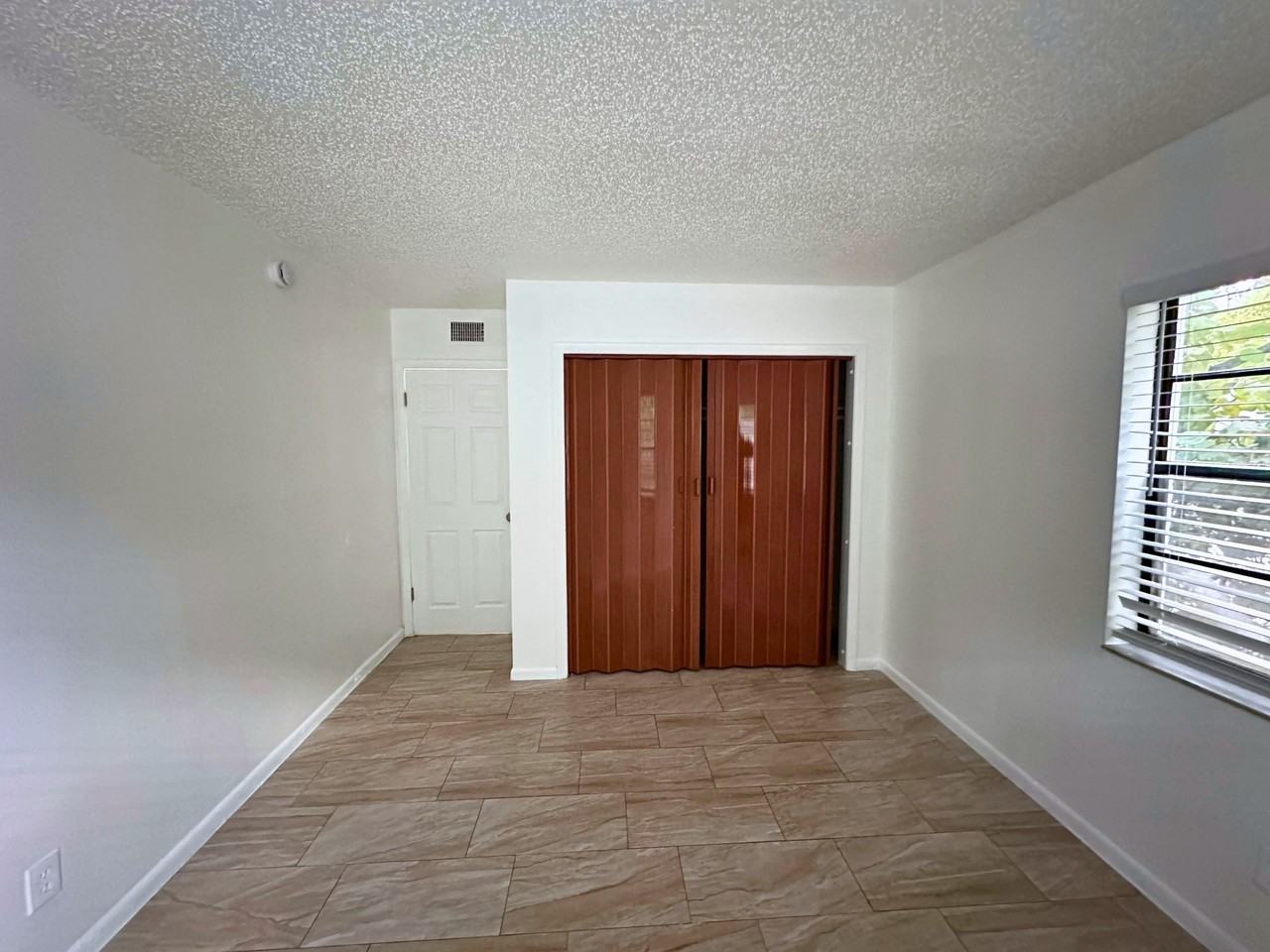 914 South Federal Highway - Photo 2 of 18