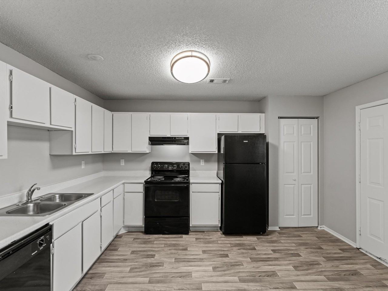 Wilshire Park Apartments - Photo 5 of 20