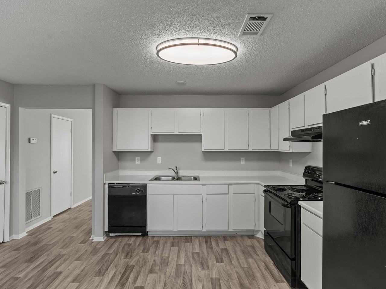 Wilshire Park Apartments - Photo 6 of 20