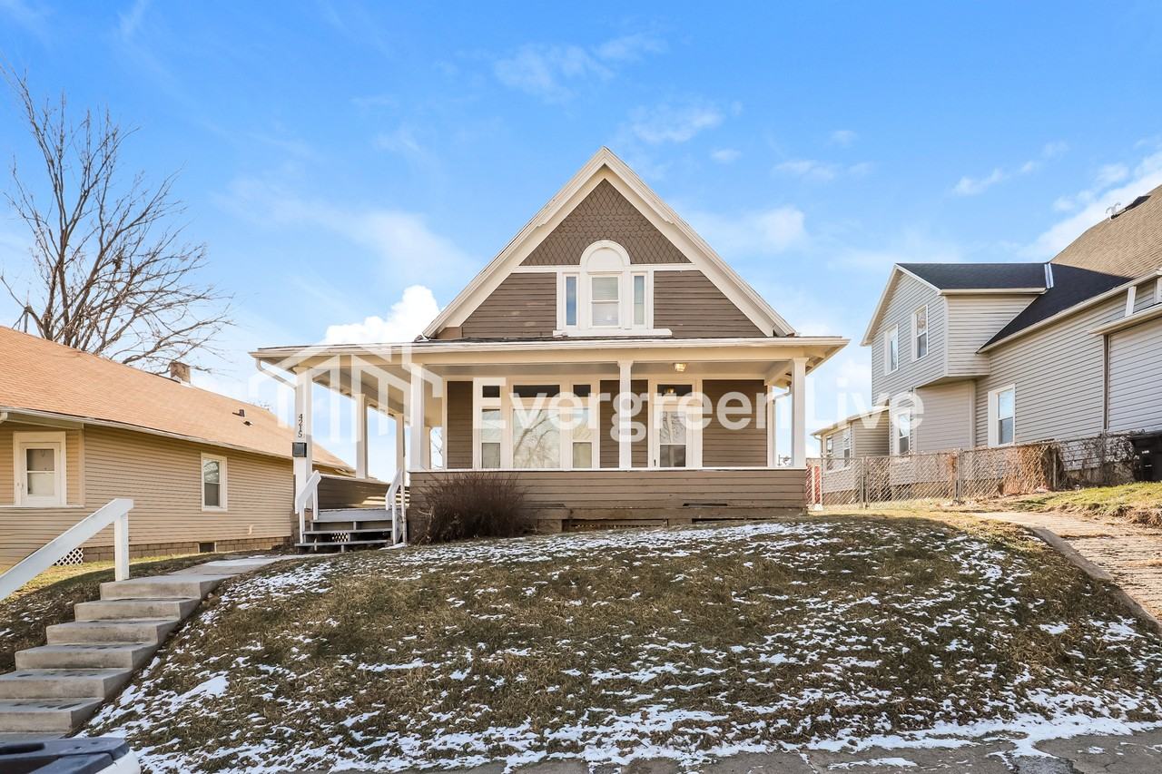 4215 Grant St - Photo 2 of 16