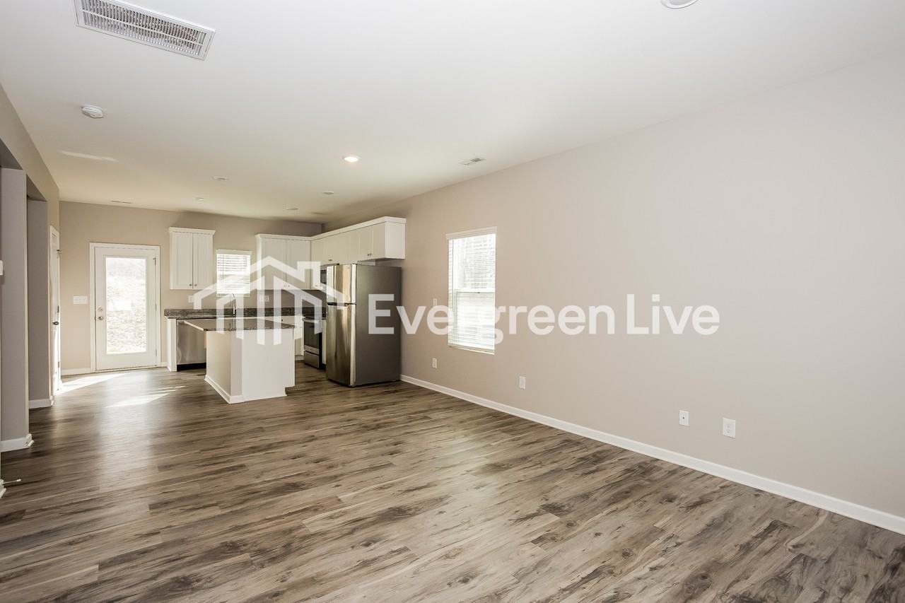 331 Bell St - Photo 5 of 16