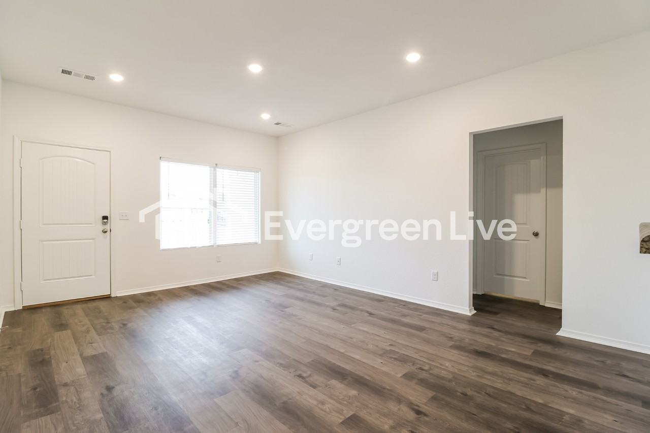 163 Meadow Dr - Photo 4 of 16