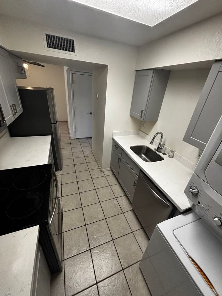 202 N Alvernon Way - Photo 3 of 13