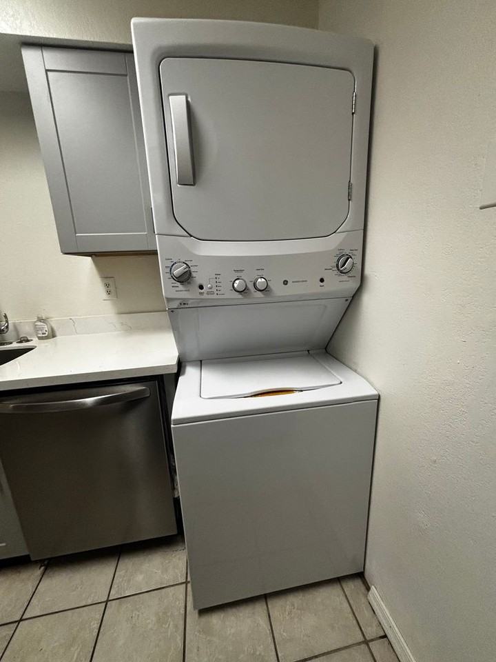 202 N Alvernon Way - Photo 4 of 13