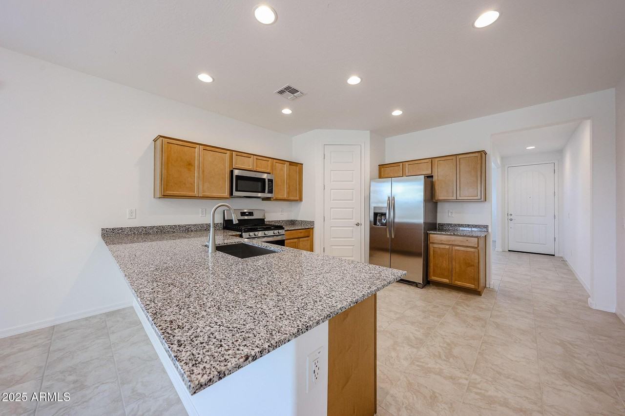 8721 W Windsor Blvd - Photo 4 of 20