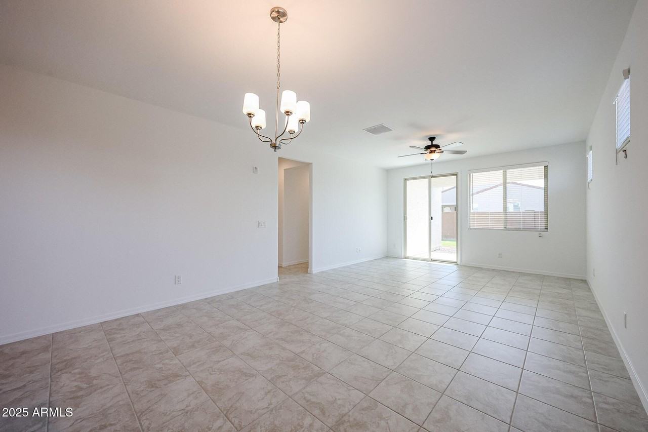 8721 W Windsor Blvd - Photo 5 of 20