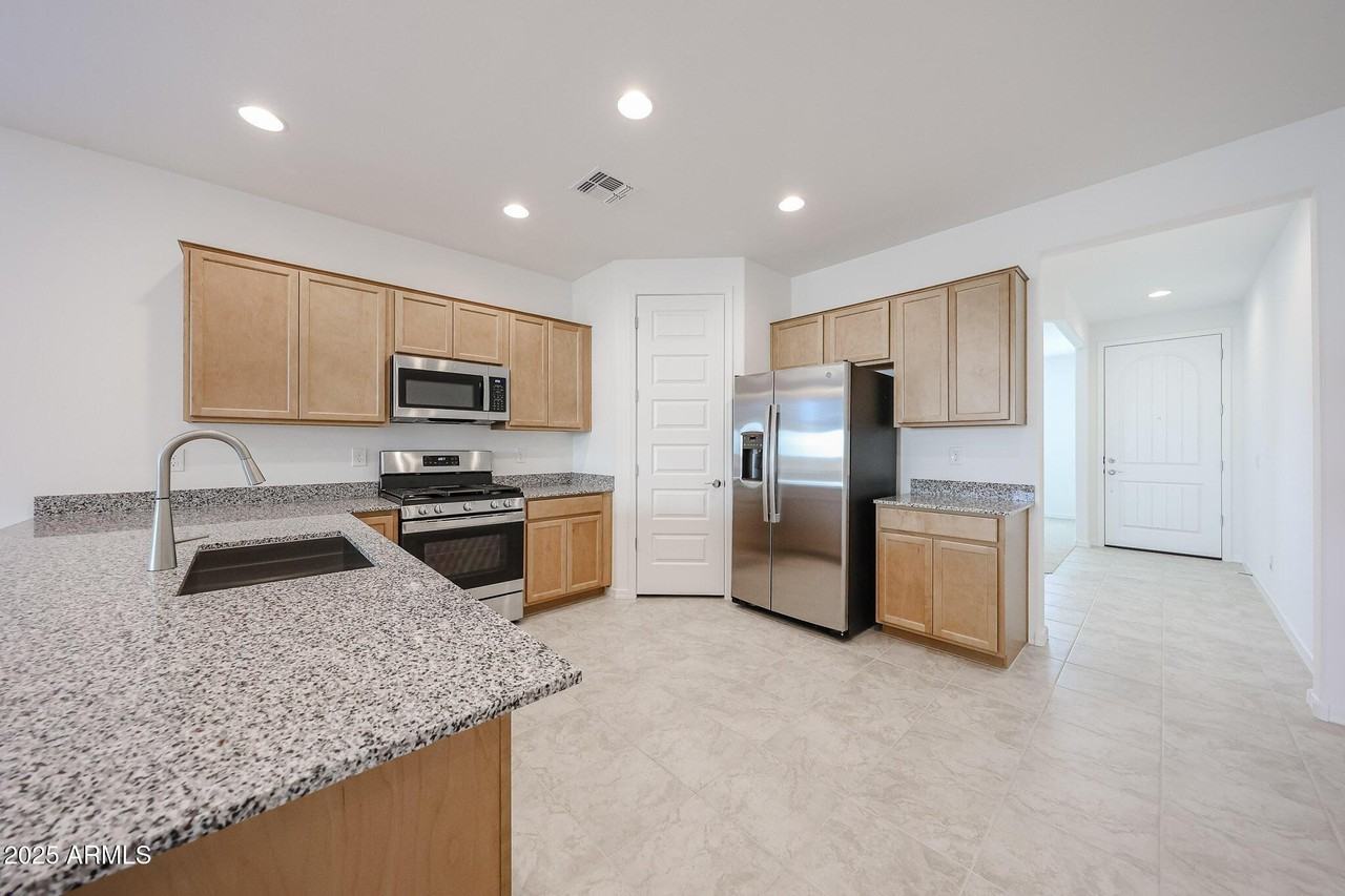 8722 W Pasadena Ave - Photo 3 of 18