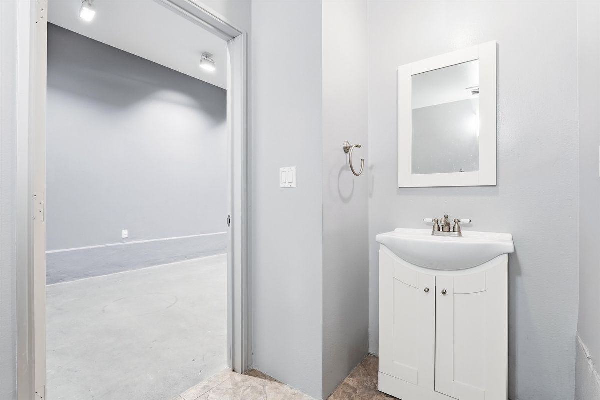 911 E Santa Ana Blvd - Photo 2 of 29