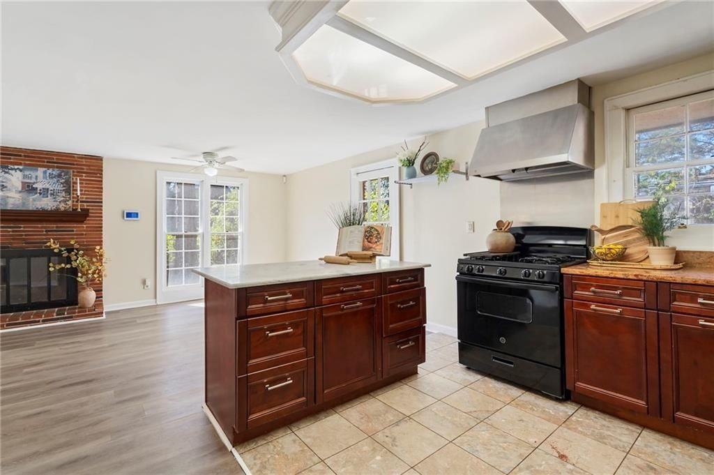 2451 Warwick Cir Ne - Photo 4 of 30