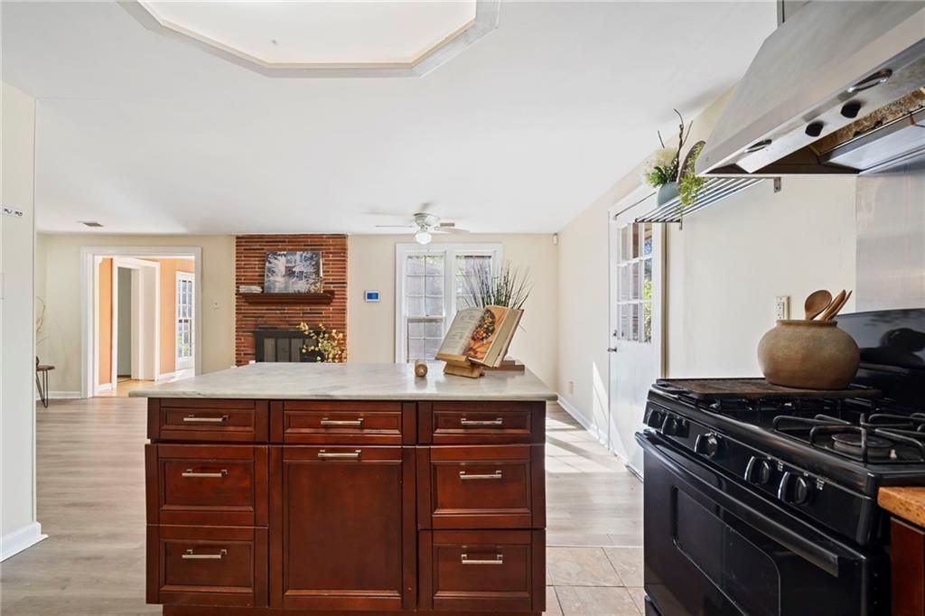 2451 Warwick Cir Ne - Photo 6 of 30