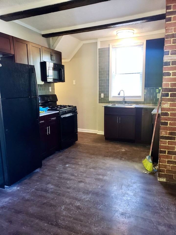 684 1/2 Forest Ave - Photo 2 of 7