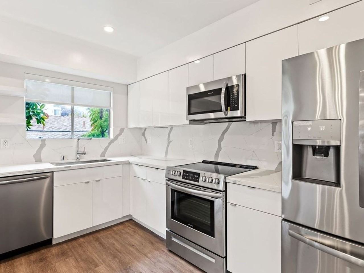 927 San Vicente Blvd - Photo 2 of 13